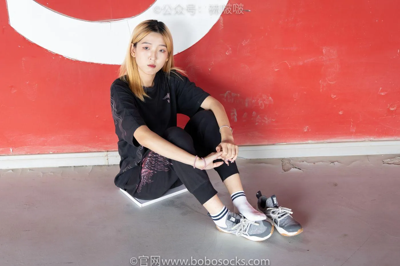 [BoBoSocks袜啵啵]NO.018 木木-运动鞋、白棉袜、裸足 [136P]插图3